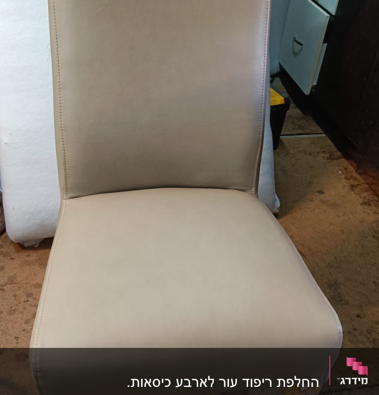 החלפת ריפוד עור לארבע כיסאות.